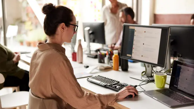 Ofiste bilgisayar başında bir kadın