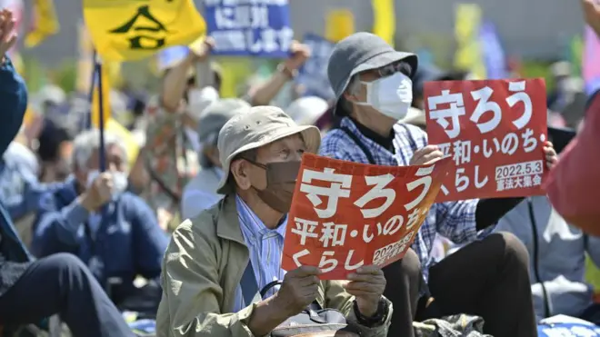 Japoneses protestam contra mudanças na Constituição