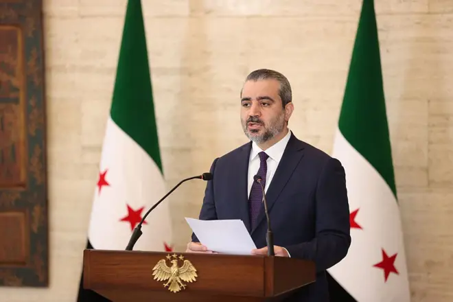  Suriye Dışişleri Bakanı Esad Hasan el-Şeybani ve Uluslararası Atom Enerjisi Ajansı (UAEA) Genel Direktörü Rafael Mariano Grossi (görünmüyor), 18 Ağustos 2026'da Suriye'nin başkenti Şam'da ortak bir basın toplantısı düzenliyor. 