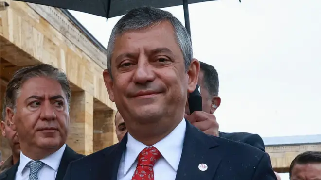Yeni Parti'yi kuran muhalefet lideri Özgür Özel, 25 Temmuz 2026'da Ankara'da Türkiye Cumhuriyeti'nin kurucusu Mustafa Kemal Atatürk'ün mozolesi Anıtkabir'i ziyaret etti.