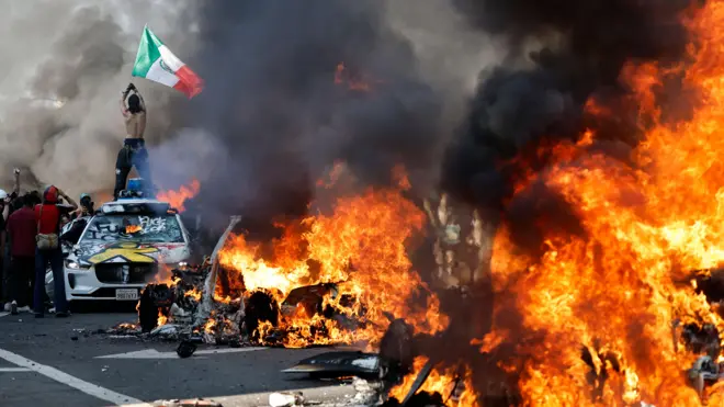 ඇමෙරිකාවේ ලොස් ඇන්ජලීස් නගරයේ උණුසුම් තත්ත්වය තවදුරටත් තීව්‍ර වෙමින් පවතින අතර, සිව් වන දිනටත් විරෝධතා පැවැත්වේ.