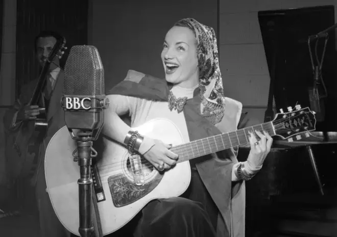 Carmen em apresentação na BBC em abril de 1948, para o programa de rádio 'In Town Tonight' 