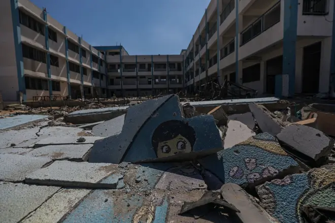 مدرسة مدمرة تابعة للأونروا مع عودة الفلسطينيين إلى خان يونس بعد أن سحب الجيش الإسرائيلي قواته من جنوب قطاع غزة، ولم يتبق سوى لواء واحد في المنطقة