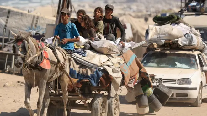 የጋዛ ነዋሪዎች በጋሪ አካባቢያቸውን ለቀው ሲወጡ