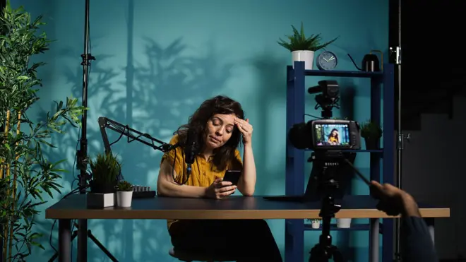 එළඹෙන අප්‍රේල් මස 01 වන දා සිට යම් විදේශීය මූලාශ්‍රයකින් ලැබෙන හෝ උපයනු ලබන ලාභ හෝ ලැබීම් විදේශීය ව්‍යවහාර මුදලින් ලැබෙන හෝ උපයනු ලබන අවස්ථාවකදී සහ බැංකුවක් හරහා ප්‍රේෂණය කරන අවස්ථාවකදී ඒ සැපයීම සහ ලාභයෙන් 15%ක බද්දක් ගෙවීමට රජය යෝජනා කර තිබේ.