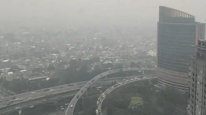 Pemandangan luar Apartemen Taman Anggrek pada 29 Juni 2025 sekitar 17.00 WIB. Dokumentasi warga bernama Andrew Tandra dan diunggah ke media sosial.