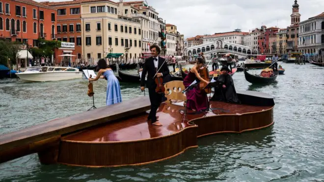 Venedik’te nüfus kritik eşiğin altına indi: “Kent bir eğlence parkına dönüşüyor”