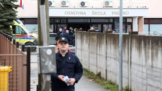 основна школа у Загребу, испред ње стоје полицијски службеници 