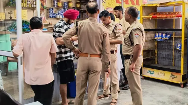 हरिद्वार में होटल-ढाबों में चेकिंग करती पुलिस
