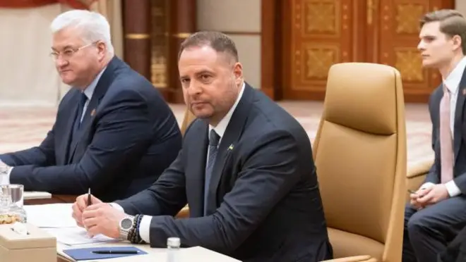 На фото Єрмак під час перемовин у Стамбулі