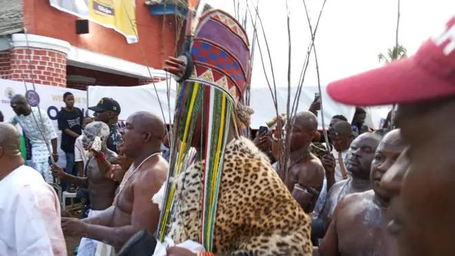 Ooni Ile Ife, Ọba Enitan Ogunwusi de ade Are ti awọn ilari ti wọn mu ẹgba dani n tẹle
