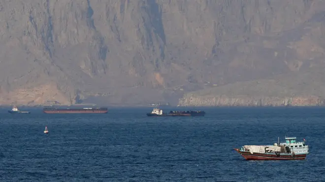 Navios parados no estreito de Ormuz