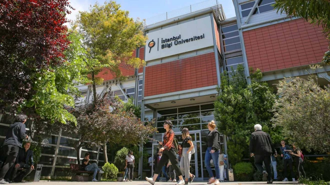 Bilgi Üniversitesi önünde dolaşan öğrenciler