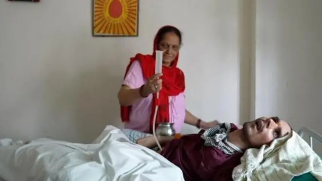 निर्मला राणा अपने बेटे हरीश के साथ (फ़ाइल फ़ोटो)