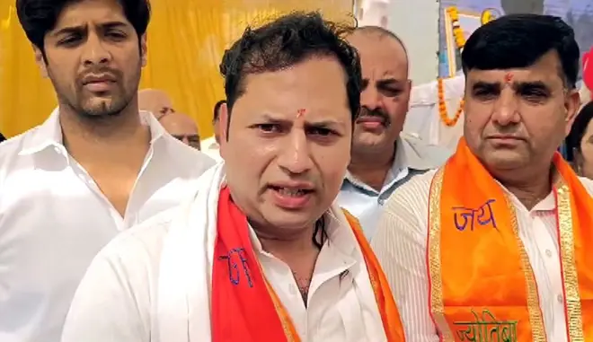 वैभव गहलोत (बीच में)