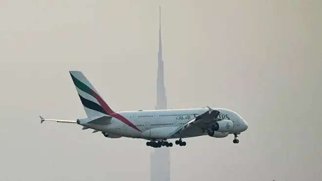А380 компании Emirates приземляется в Дубаи