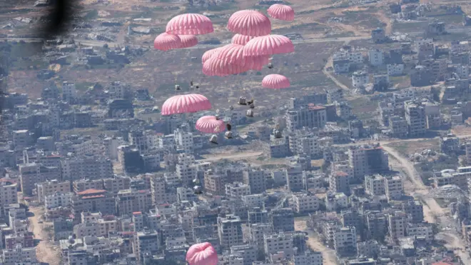 عملية إنزال أردنية لمساعدات جوية في 15 مارس/آذار 2024 فوق شمال غزة


