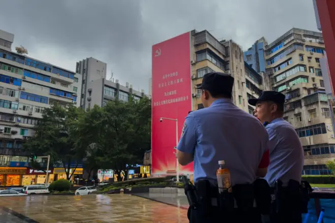 两名中国警察在执勤