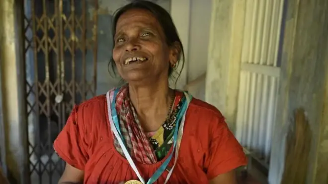 रातोरात प्रसिद्धीच्या झोतात आलेल्या रानू मंडल आज दोन खोल्यांच्या घरात एकाकी आयुष्य जगत आहेत.