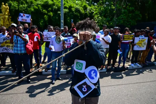 පසුගිය රජය සමයේ සම්මත කළ දැඩි මතභේදයට තුඩු දුන්, 'මාර්ගගත ක්‍රමවල සුරක්ෂිතතාව පිළිබඳ පනත'ට නව සංශෝධන කීපයක් ගෙන ඒමට වත්මන් රජය තීරණය කර ඇතැයි නීතිපතිවරයා ශ්‍රේෂ්ඨාධිකරණයට දැනුම් දී තිබේ.