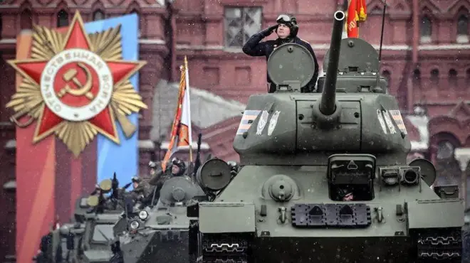 Танк радянського зразка на Червоній площі під час військового параду в Москві 9 травня 2024 року