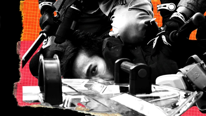 2019年11月12日，警方在香港中文大學發射催淚彈後，一名男子被拘捕。