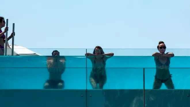 Tourists for Barcelona dey swim inside pool for one hotel as dem dey try to cool off