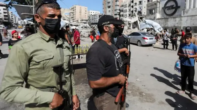 چند مرد مسلح در خیابان