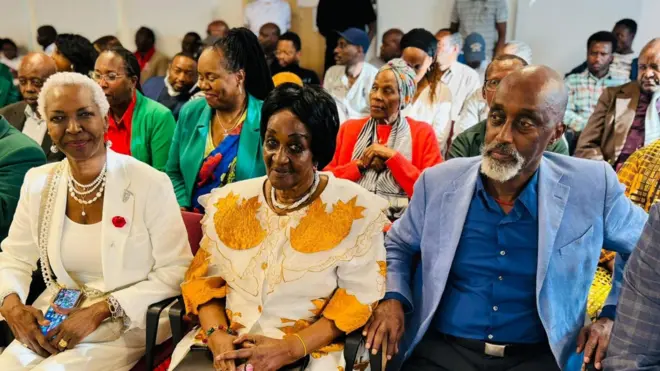 Abaganwakazi Esther Kamatari (i bubamfu imbere) na Rosa Paula Iribagiza (hagati) bari mu bitavye Burundi Day