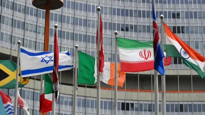 وزیر خارجه ایران از آمریکا انتقاد کرده که حاضر به دادن تضمین باقی ماندن در توافق برجام پس از احیای آن نیست