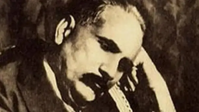 حكيمي يتسلم جائزة أفضل لاعب في أفريقيا على السكوتر 