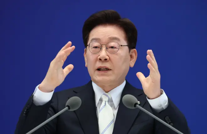 정장차림의 이재명 대통령이 8일 청와대 영빈관에서 열린 취임 1주년 기자회견에서 취재진 질문에 답변하고 있다.