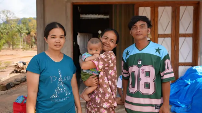 Noverlinda Waruwu [kiri], Yania Tilase [tengah], dan Arman Zebua adalah tiga penyintas dari 53 orang yang terjebak di hutan saat bahala banjir dan longsor mengepung kampung mereka. 
