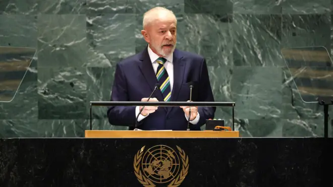 Foto do presidente Lula discursando no púlpito da ONU