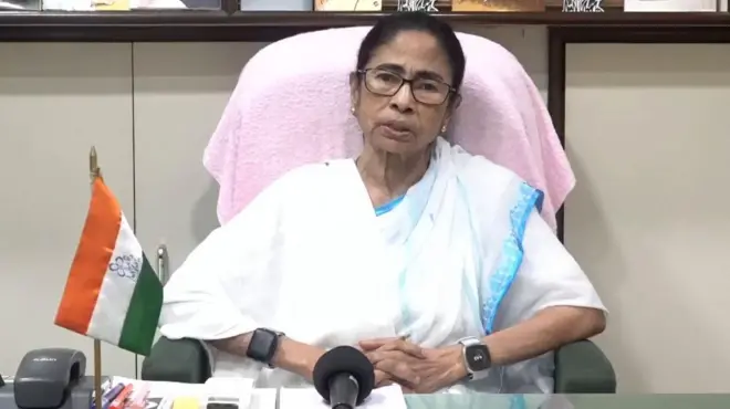ফেসবুক লাইভে এসে এই প্রসঙ্গে কড়া মন্তব্য করেন মমতা ব্যানার্জী 