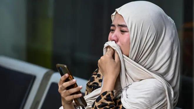 Keluarga korban menangis saat menunggu informasi terkait keluarga yang diduga menjadi korban dalam kecelakaan antara KRL Commuterline dan KA Argo Bromo Anggrek relasi Gambir-Surabaya Pasar Turi di Stasiun Bekasi Timur, Bekasi, Jawa Barat, Selasa (28/4/2026). 