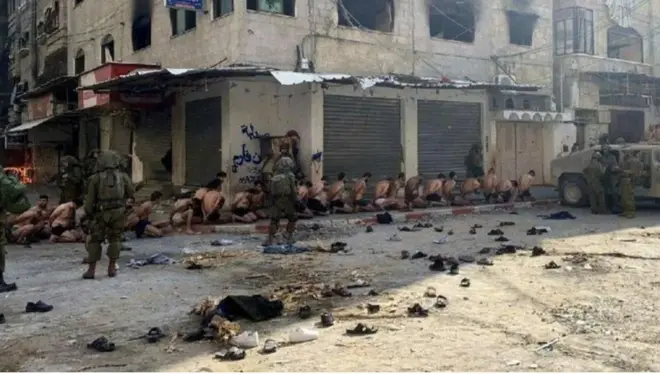 عشرات الرجال الفلسطينيين يظهرون مجردين من ملابسهم بعد اعتقالهم من قبل الجيش الإسرائيلي في غزة