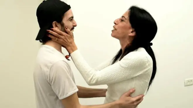 Matan Tsengauker, umwe mu barashimuswe ahura na nyina Einav nyuma yo kurekurwa na Hamas uyu munsi