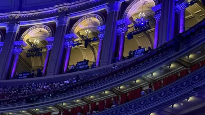 معترضان در سالن آلبرت هال لندن