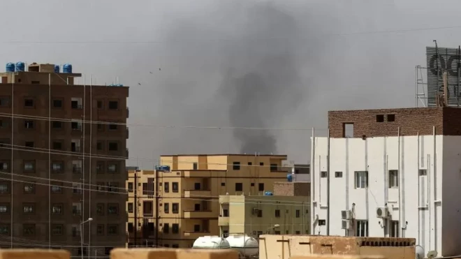 دود از پشت ساختمانی برخاسته