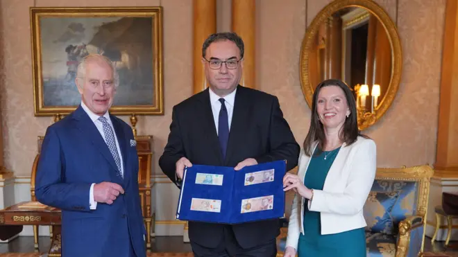 Король Карл, Бэйли и Джон с банкнотами