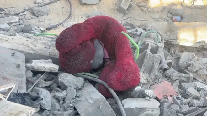 لعبة طفل فلسطيني تحت الأنقاض