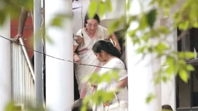 හිටපු ජනාධිපති මහින්ද රාජපක්ෂගේ දෙවන පුත්‍රයා වන යෝෂිත රාජපක්ෂට එරෙහිව පවත්වාගෙන යන මුදල් විශුද්ධිකරණ නඩුවක සැකකාරියක ලෙස නම් කර සිටි ඔහුගේ මිත්තණිය වන - ඩේසි ෆොරස්ට් ශරීර ඇප දෙකක් මත මුදා හැරීමට කඩුවෙල මහේස්ත්‍රාත් අධිකරණය අද (මාර්තු 5 වැනිදා) නියෝග කළේය.