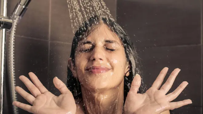 हिवाळ्याच्या दिवसांत लोक अनेकदा गरम पाण्याने अंघोळ करणं पसंत करतात.