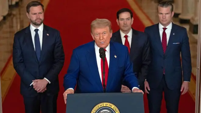 El Presidente Trump habla desde la Casa Blanca acompañado por su vicepresidente JD Vance, su secretario de estado Marco Rubio y su secretario de defensa Pete Hegeseth (de izq. a der.).
