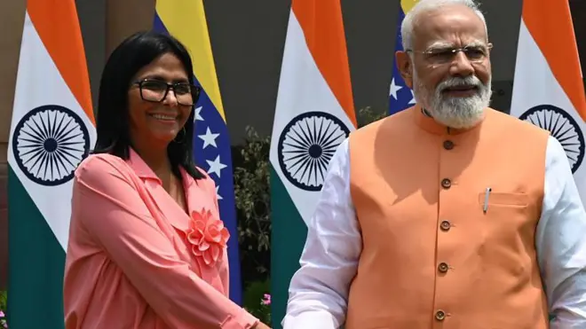 Delcy Rodríguez con el primer ministro indio, Narendra Modi.