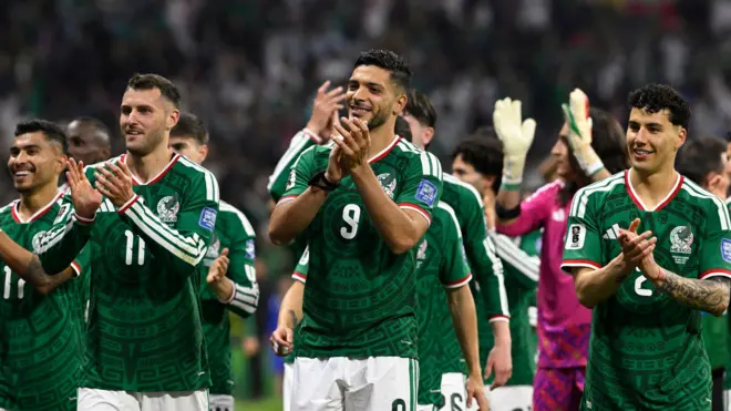 احتفال لاعبي المكسيك بعد التأهل إلى دور الستة عشر من مونديال 2026