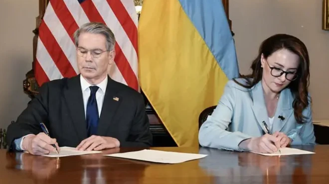 El secretario del Tesoro de Estados Unidos, Scott Bessent, y la viceprimera ministra ucraniana, Yulia Svyrydenko, firmaron el acuerdo el miércoles.