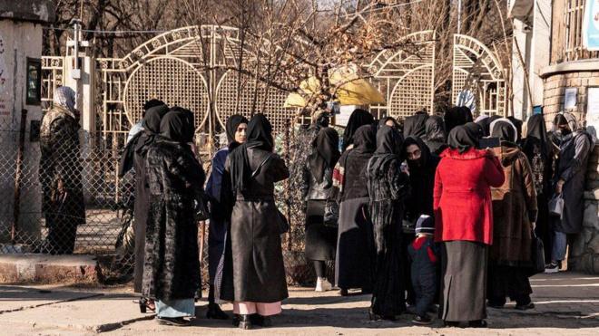 روز چهار‌شنبه مأموران طالبان جلوی ورود زنان دانشجو را به دانشگاه‌ها گرفتند