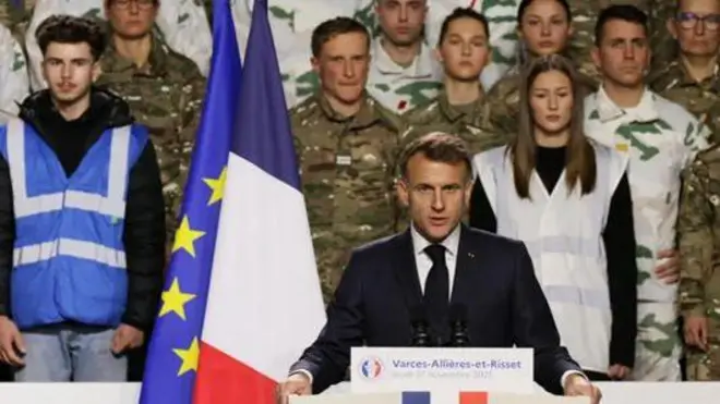 Президент Франції Макрон на спільному фото із військовими 